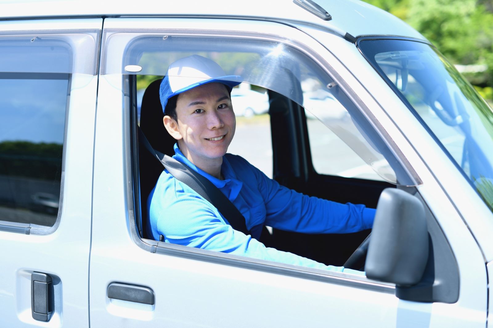 運転する作業員の男性